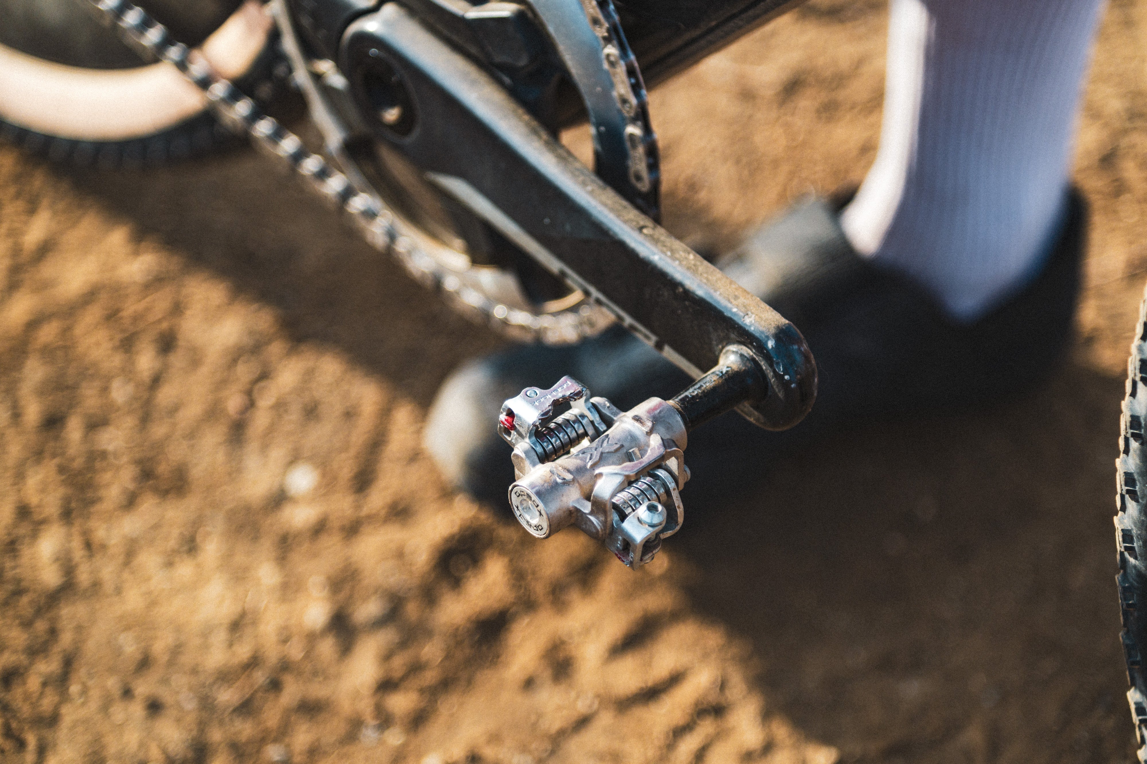 How To Choose Between Road and MTB Pedals for Gravel & MTB Racing